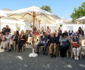 Picture 1.jpg Reunião de pessoas debaixo de guarda-sóis